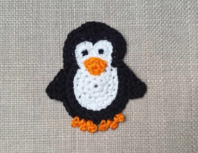 Kleine Pinguin Häkelapplikation - Gehäkelter Aufnäher - ideal zur Verzierung von Babykleidung und