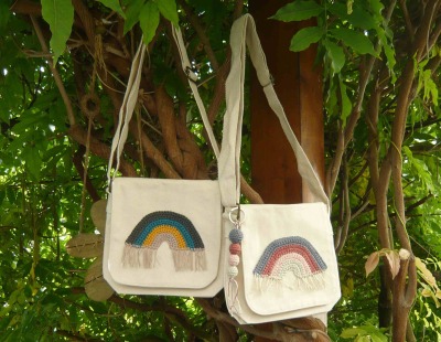 Kleine Canvas Umhängetasche mit gehäkeltem Regenbogen und passendem Taschenanhänger -