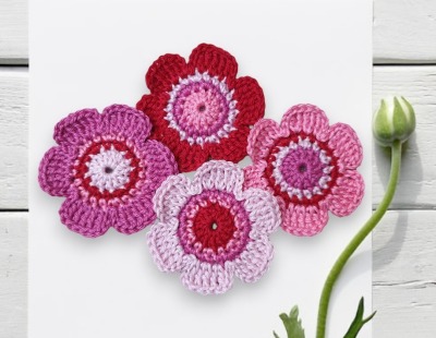 4er-Set gehäkelter Blumen in Rosa-Pink-Tönen - Häkelblüten 6 cm aus Baumwolle zum Aufnähen