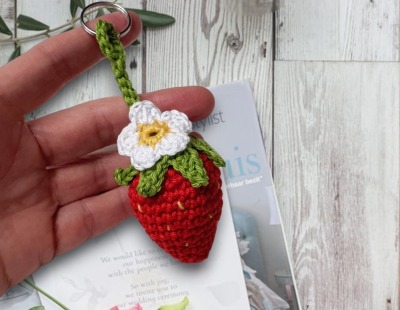 Gehäkelter Erdbeer-Anhänger für Schlüssel und Tasche - Trage den Sommer bei dir - Der