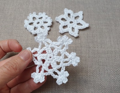 gehäkelte Schneeflocke und Eiskristall Applikation, winterliche Verzierung aus Baumwolle -
