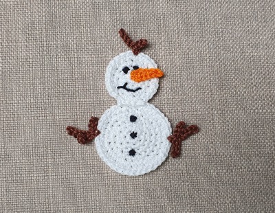 Winterlicher Schneemann Aufnäher aus Baumwolle - Mit einer Größe von ca. 8 cm ist der