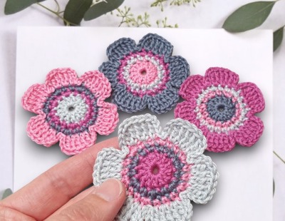 Häkelblumen Set in Grau und Pink - 4 handgehäkelte Blumen 6 cm