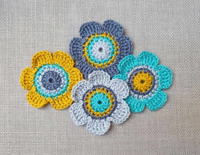 4-er Set Häkelblumen 6 cm grau - Kreative Vielfalt in 4 Farben - gehäkelte Blumenapplikationen aus