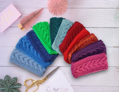 Handgestricktes Stirnband mit Zopfmuster - Farbenfroher Winterbegleiter - Strickmode für deinen