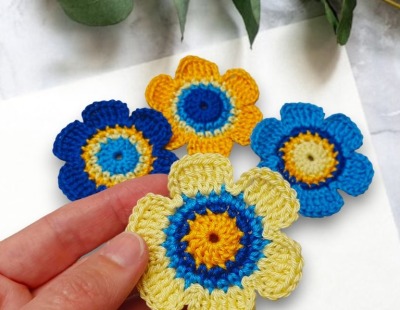 4-er Set Häkelblumen 6 cm in Blau und Gelb im Retro Blütenmuster - Sonnengelbe und indigoblaue