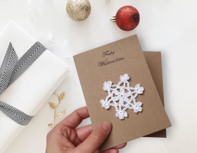 Festliche Weihnachtskarte mit handgemachter Schneeflocke - Klappkarten mit gehäkelter Schneeflocke