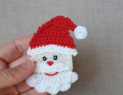 Weihnachtsmann Nikolaus Häkelapplikation 8 cm - weihnachtliche Applikation zum Verzieren von