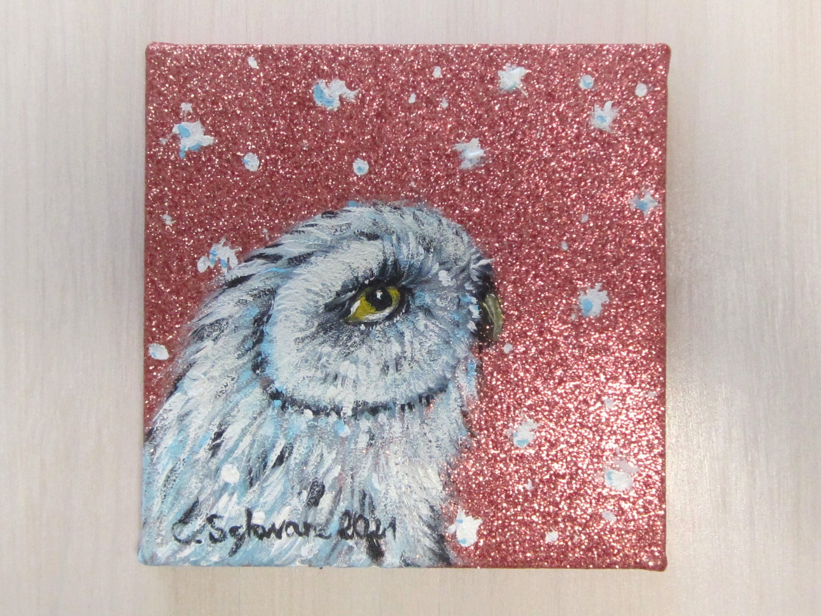 GLITZEREULE - hübsches kleines Eulenbild, gemalt in Acryl auf hellrot beglitterte Leinwand