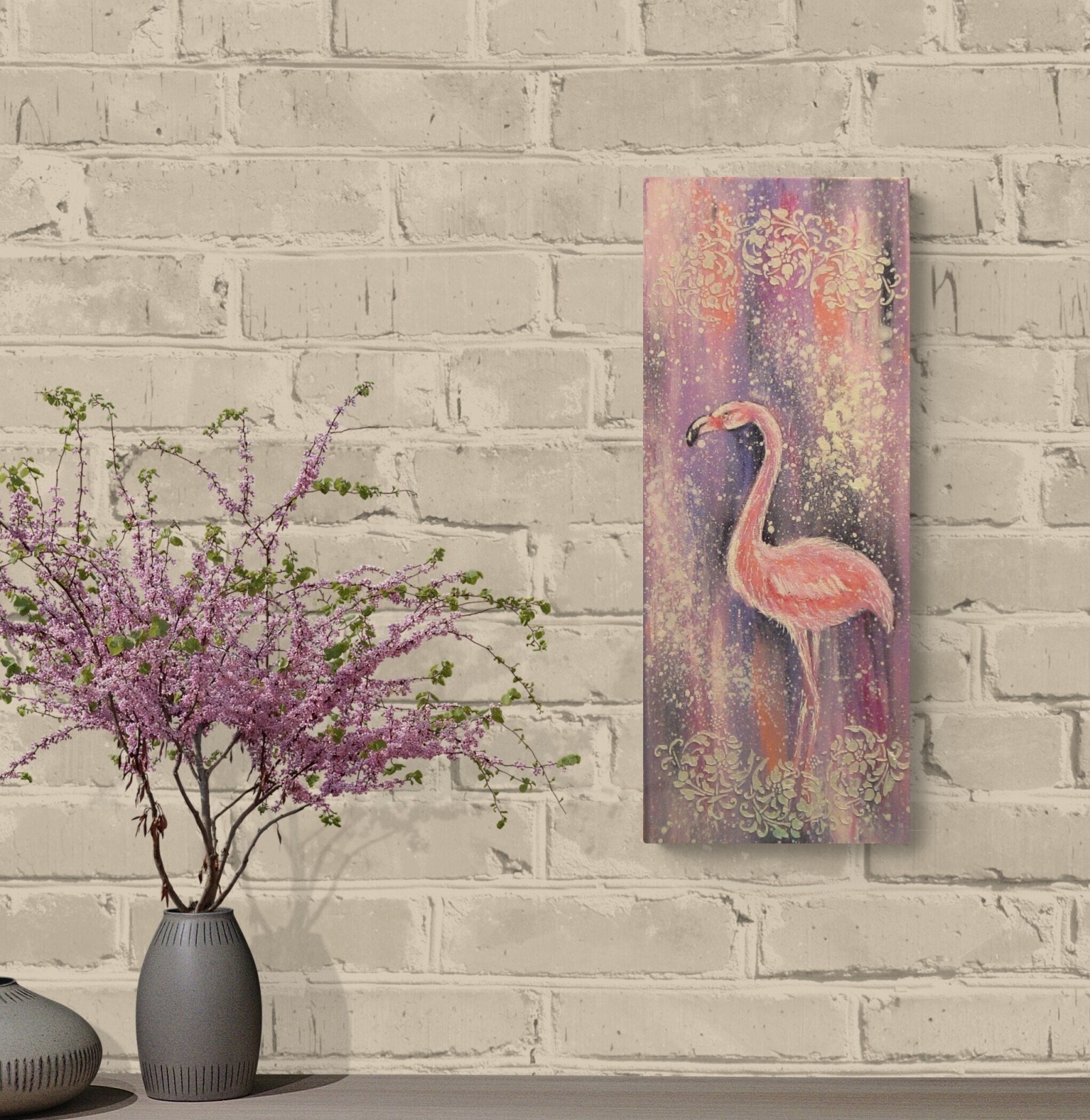 FLAMINGO WITH ORNAMENTS - Flamingobild auf Leinwand 20cmx50cm mit Blumenranken-Ornamenten und Glitte