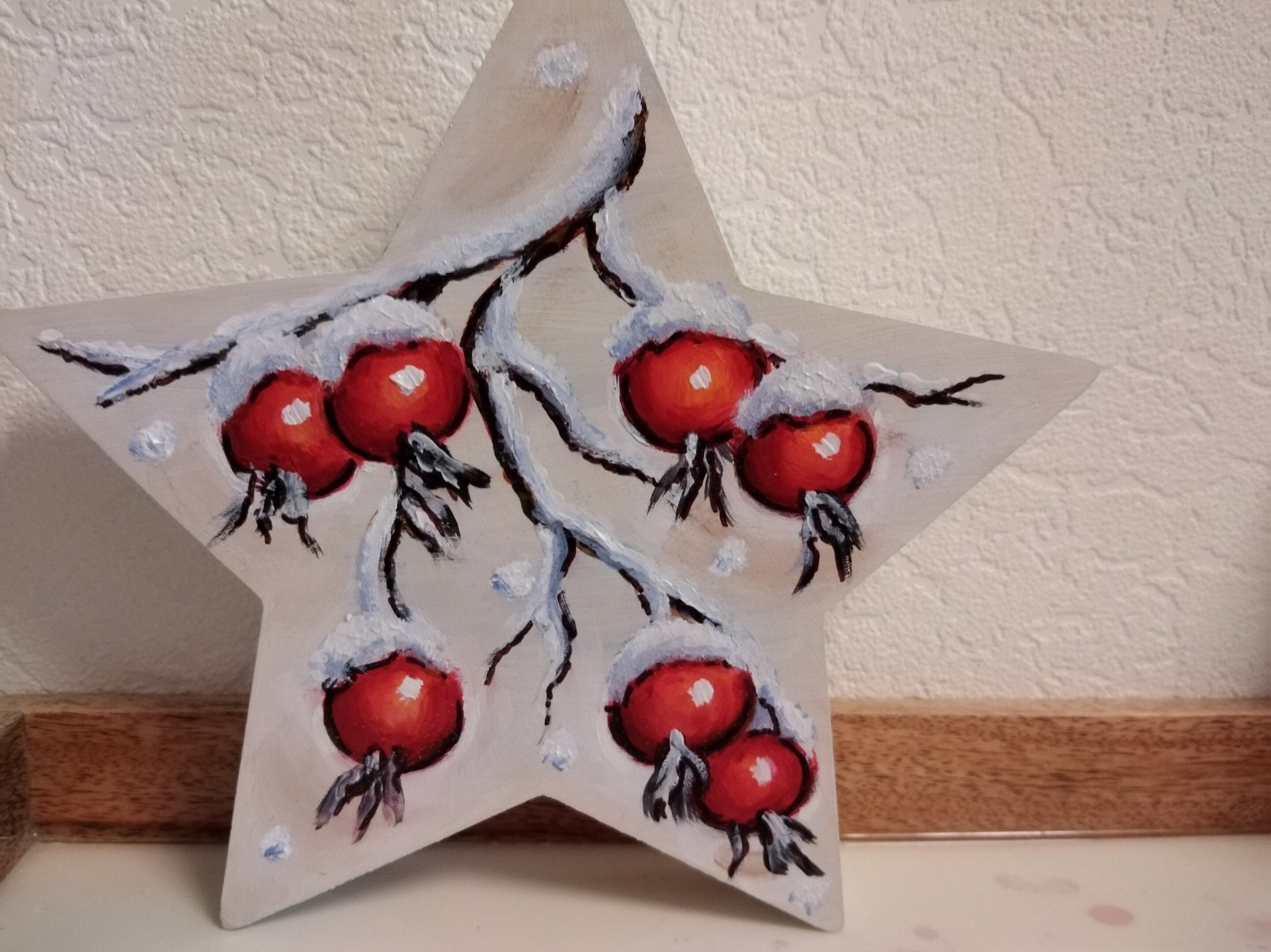 Holzstern Verschneite Hagebutten II - handbemalte Weihnachtsdeko Stern 20cmx19cm von Christiane