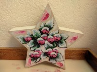 Holzstern WINTERBEEREN PINK - handbemalte Weihnachtsdeko Stern 15cmx14cm von Christiane Schwarz