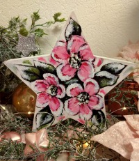 Holzstern VERSCHNEITE ROSA CHRISTROSEN III - handbemalte Weihnachtsdeko Stern 20cmx19cm von