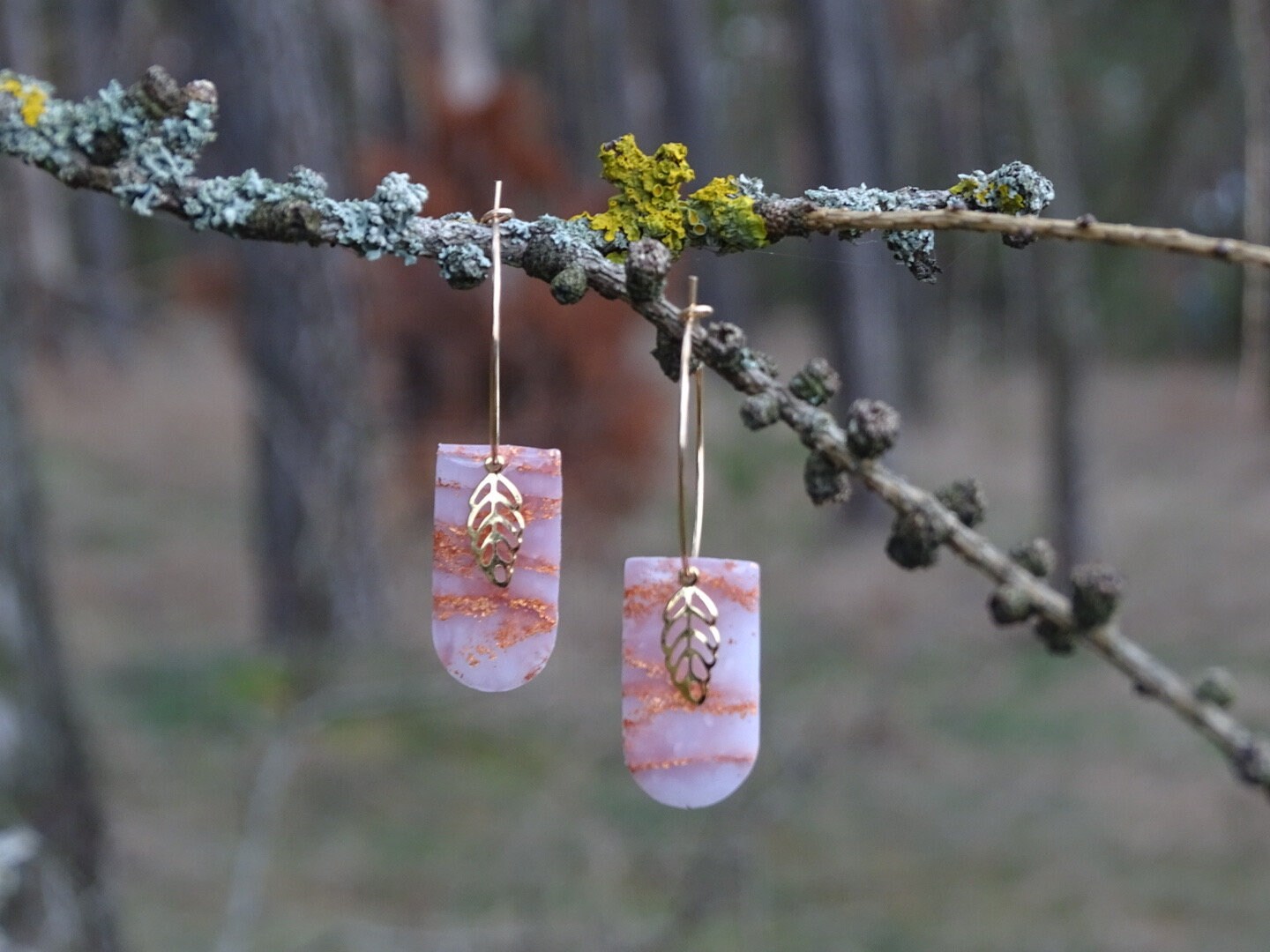 goldene Creolen mit Feder und zartem Anhänger in rosa, Ohrringe aus Polymerton, handmade, moderner