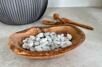 Seifenschale aus Olivenholz mit weißen Steinen 2