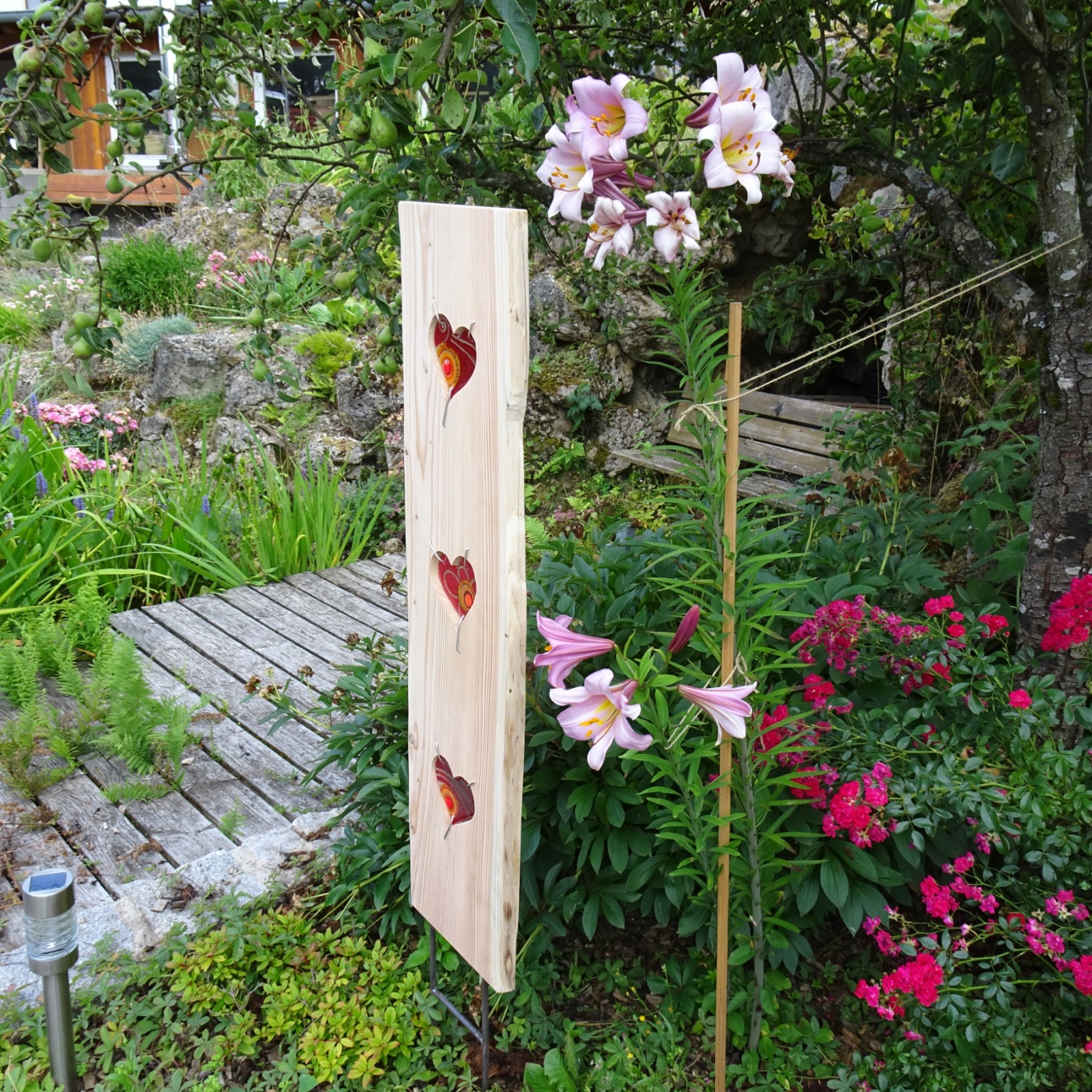 Gartenstele aus Lärchenholz mit roten Glas Herzen Holzstele 2