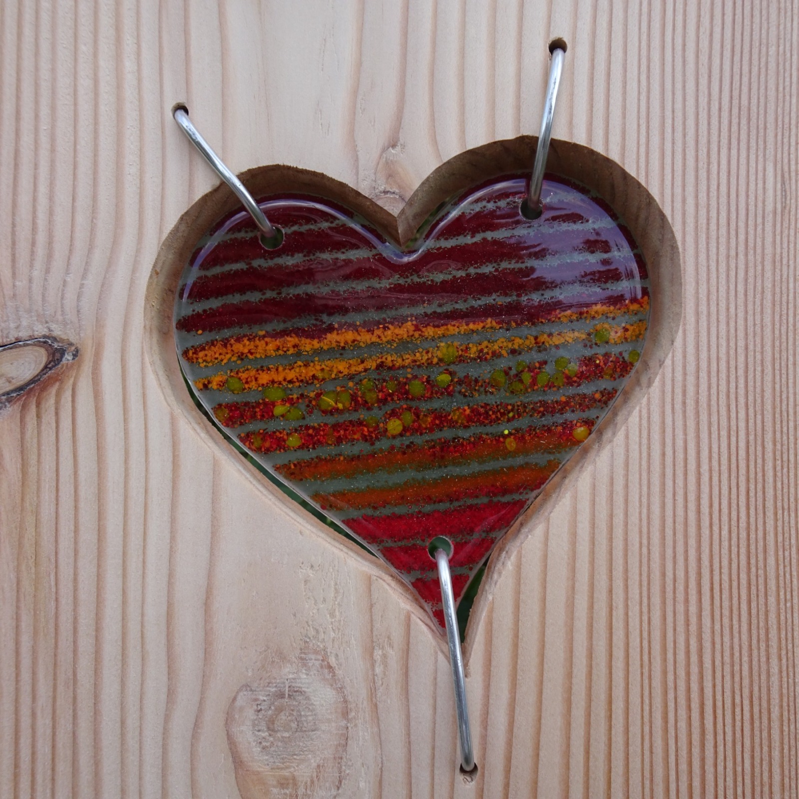 Gartenstele aus Lärchenholz mit roten Glas Herzen Holzstele 6