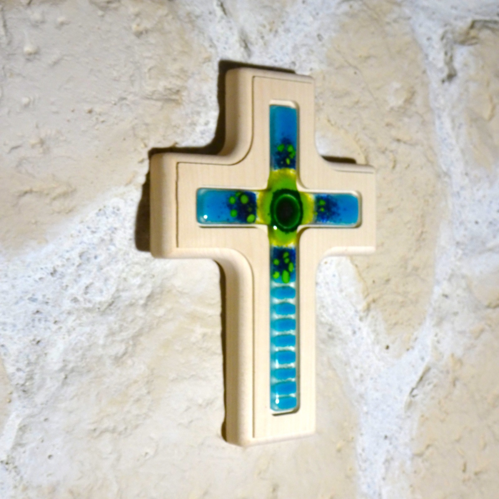 Holzkreuz mit Fusingglas in blau und grün, Kreuz aus Ahorn 3