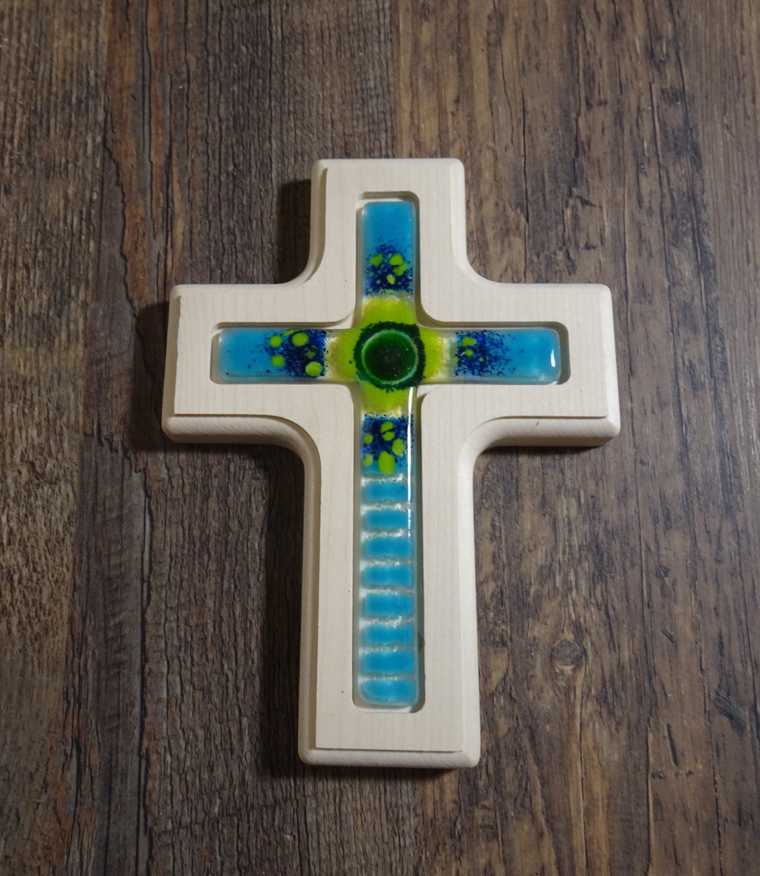 Holzkreuz mit Fusingglas in blau und grün, Kreuz aus Ahorn 4
