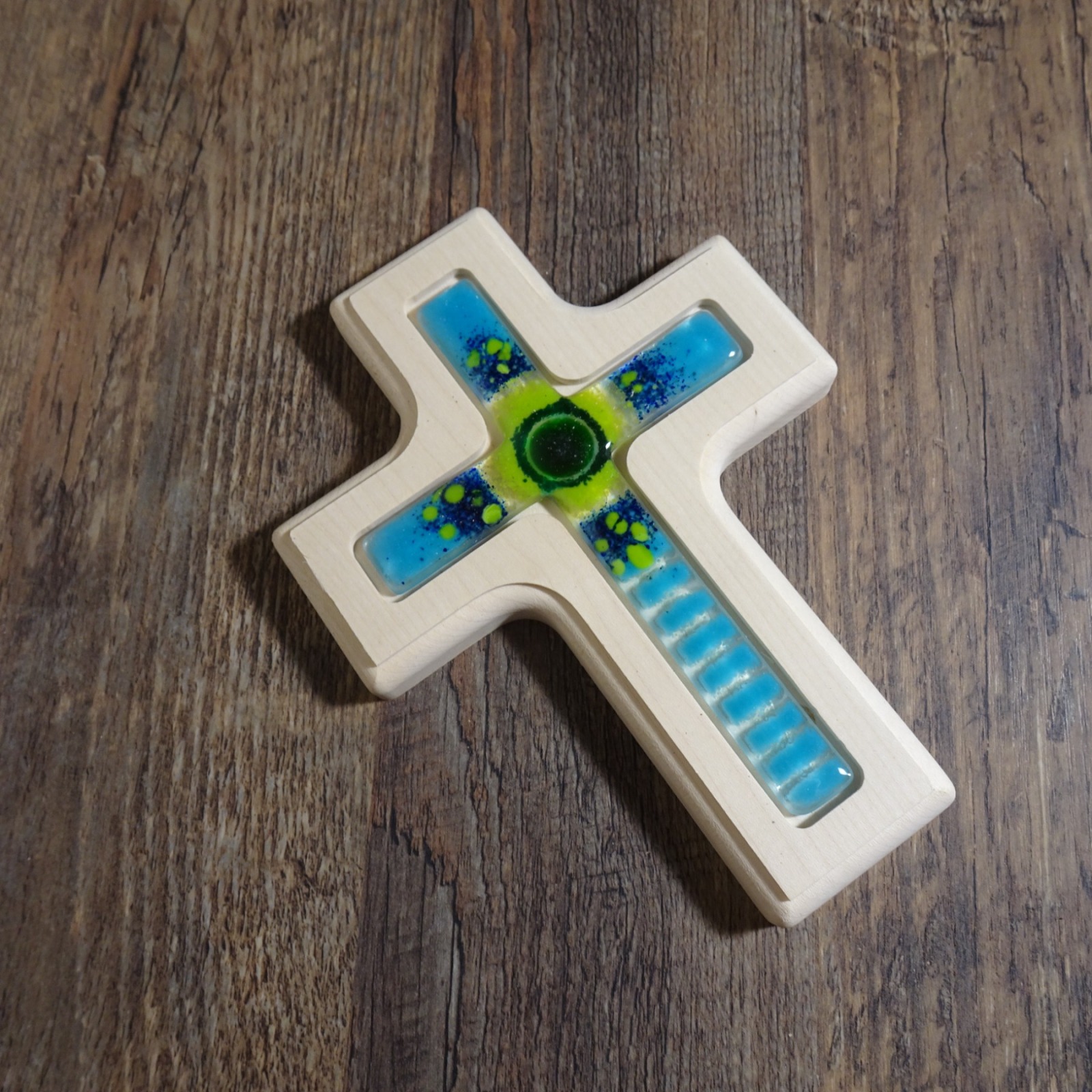 Holzkreuz mit Fusingglas in blau und grün, Kreuz aus Ahorn 5