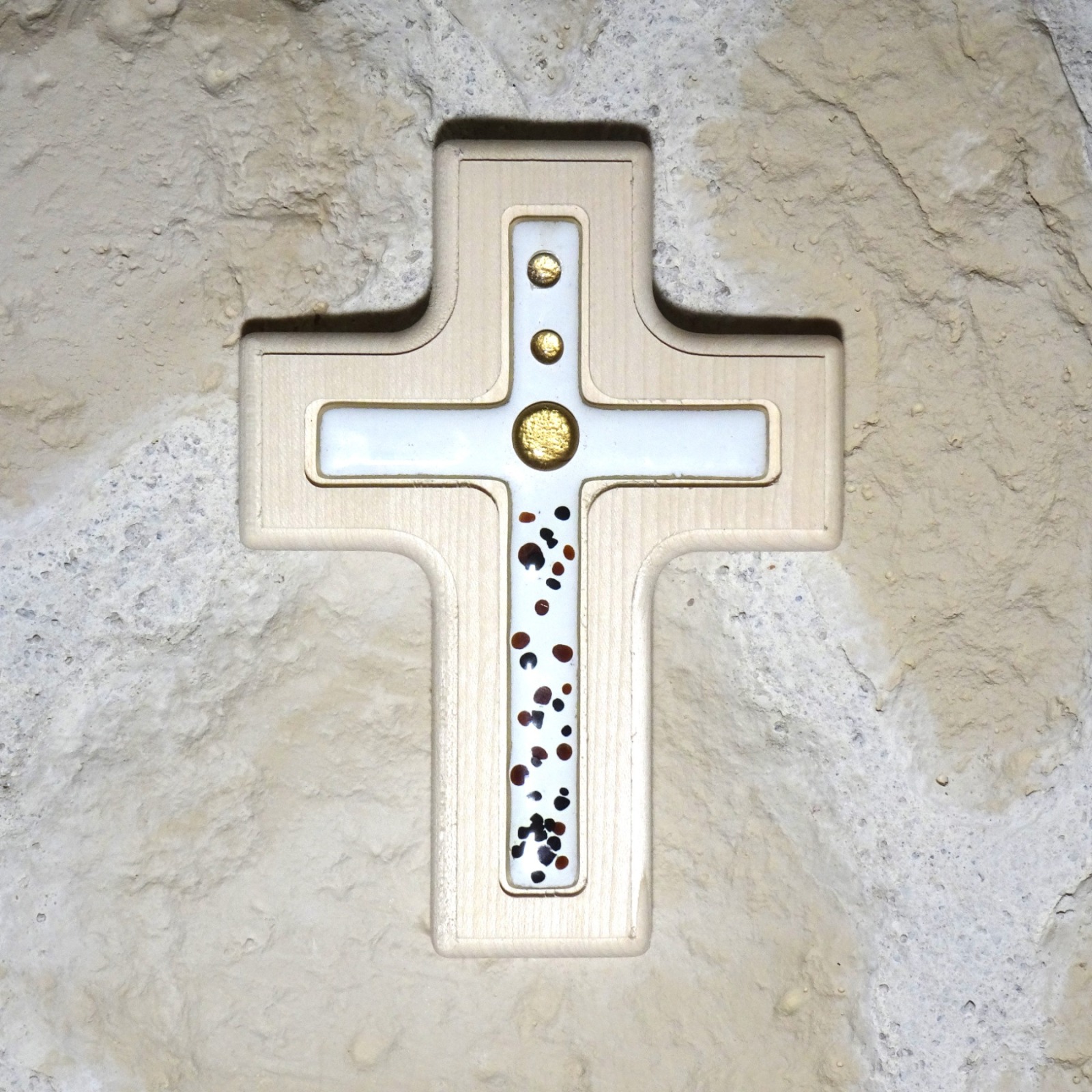 Holzkreuz mit Fusingglas in weiß und gold, Kreuz aus Ahorn