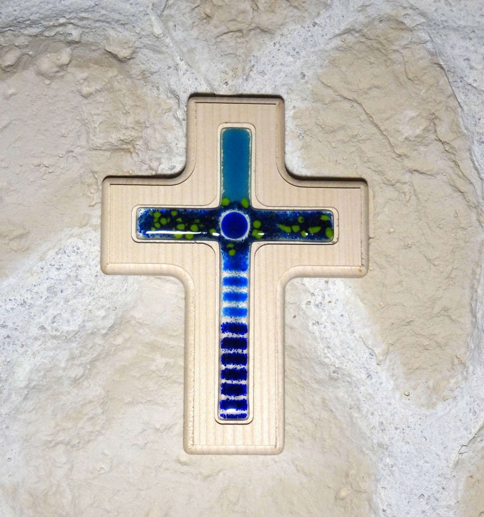 Holzkreuz mit Fusingglas in blau und grün, Kreuz aus Ahorn