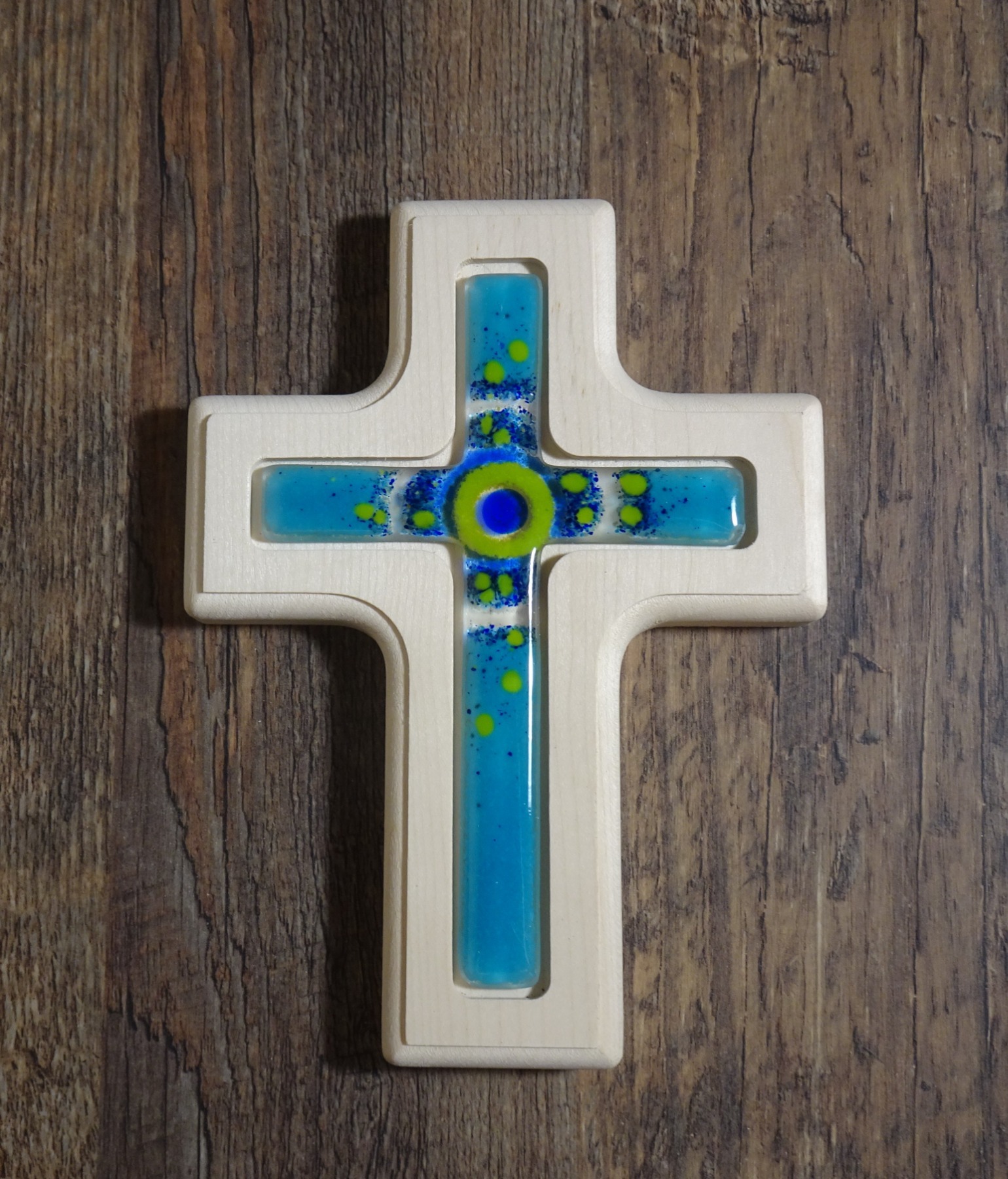 Holzkreuz mit Fusingglas in blau und grün, Kreuz aus Ahorn 4