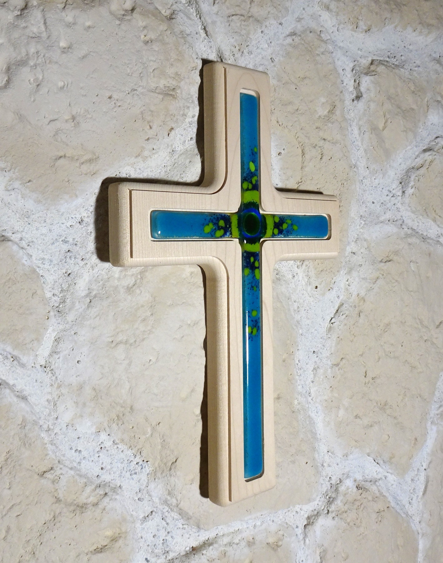 Holzkreuz mit Fusingglas in blau und grün, Kreuz aus Ahorn 3