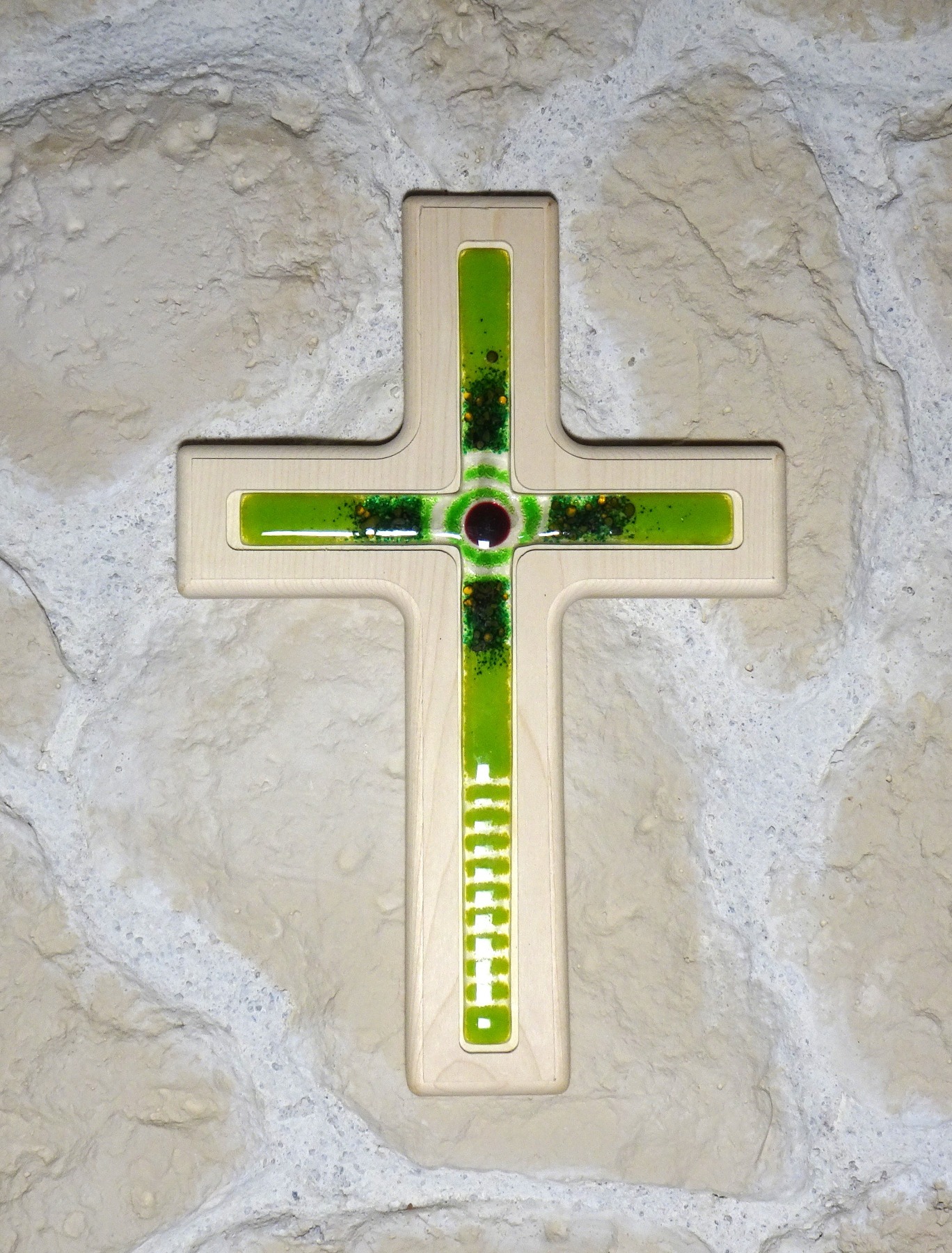 Holzkreuz mit Fusingglas in grün, Kreuz aus Ahorn
