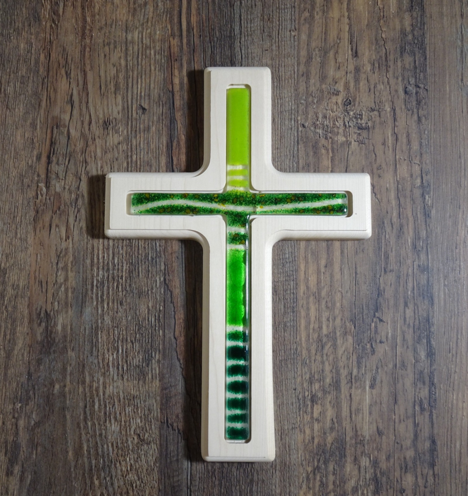 Holzkreuz mit Fusingglas in grün, Kreuz aus Ahorn 4