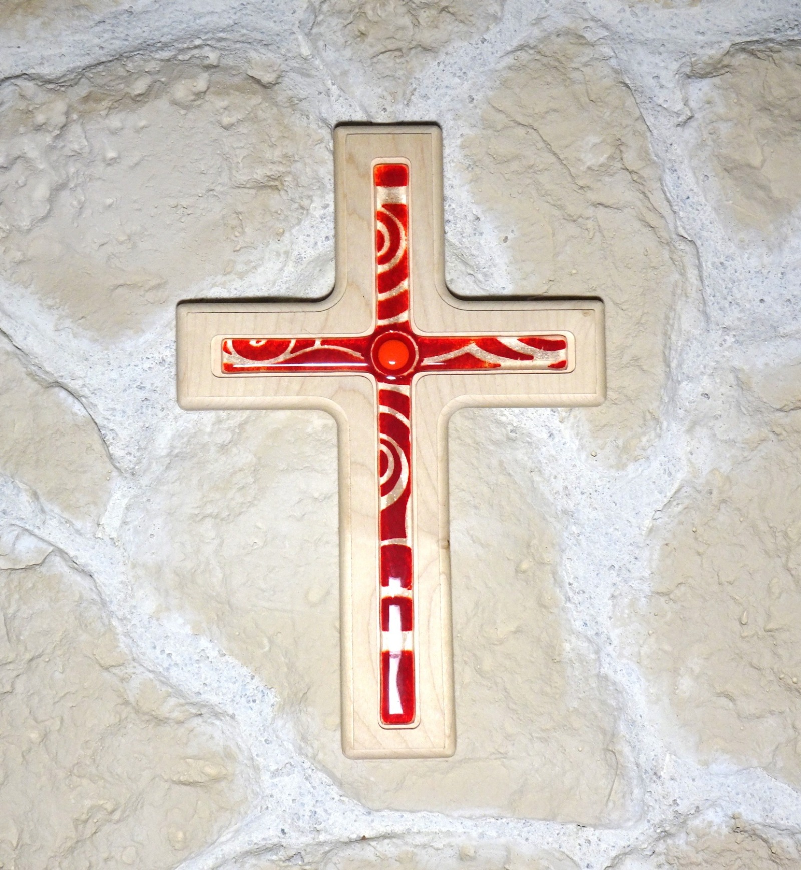 Holzkreuz mit Fusingglas in rot, Kreuz aus Ahorn