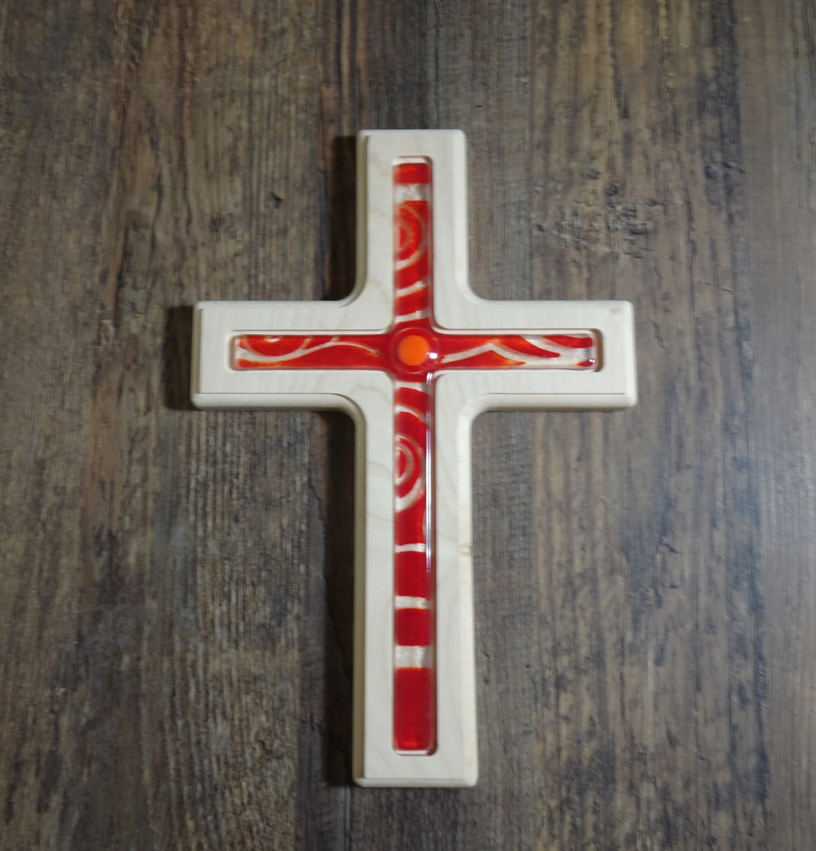 Holzkreuz mit Fusingglas in rot, Kreuz aus Ahorn 4