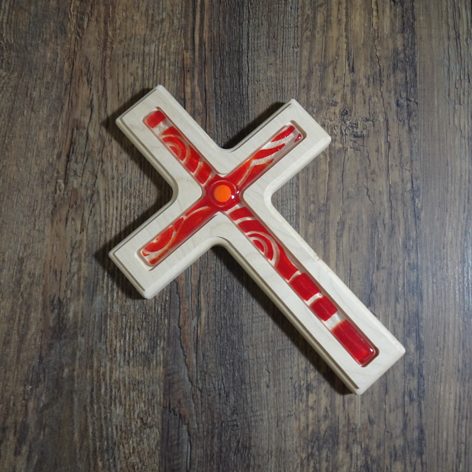 Holzkreuz mit Fusingglas in rot, Kreuz aus Ahorn 5