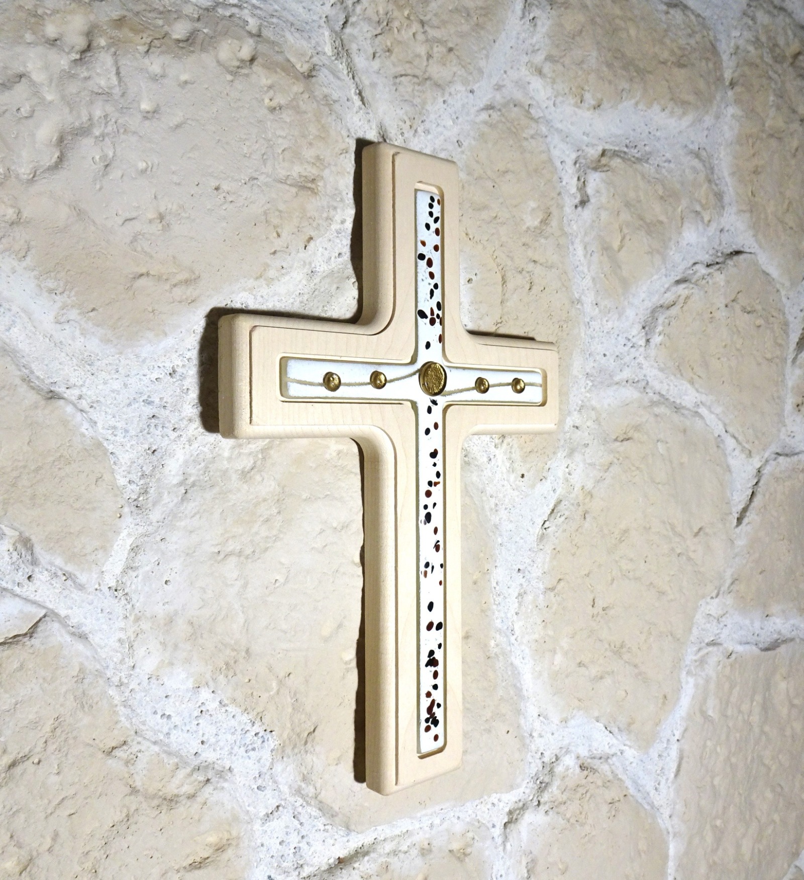 Holzkreuz mit Fusingglas in weiß und gold, Kreuz aus Ahorn 3