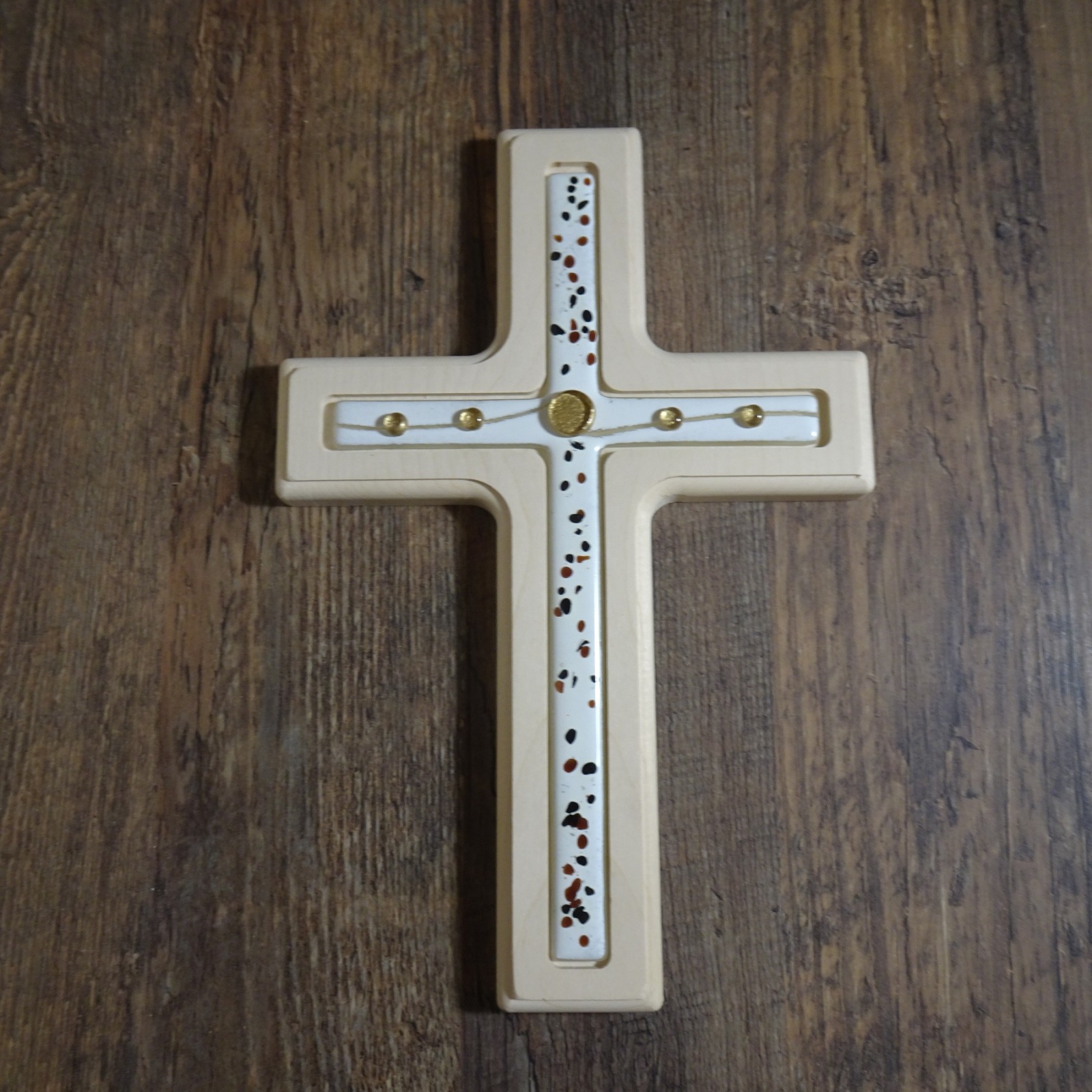 Holzkreuz mit Fusingglas in weiß und gold, Kreuz aus Ahorn 4