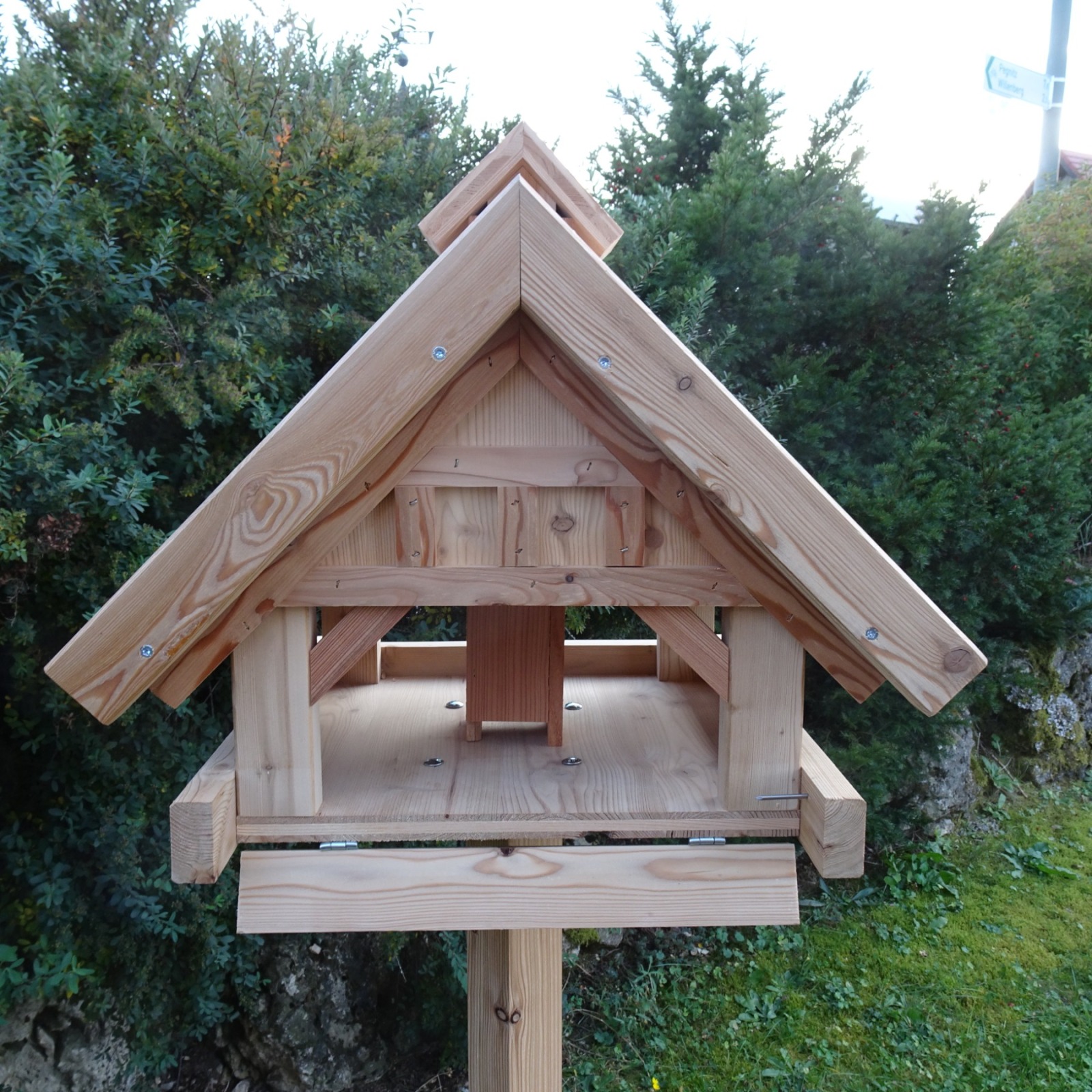 Handgefertigtes Vogelhaus aus massivem Lärchenholz 4