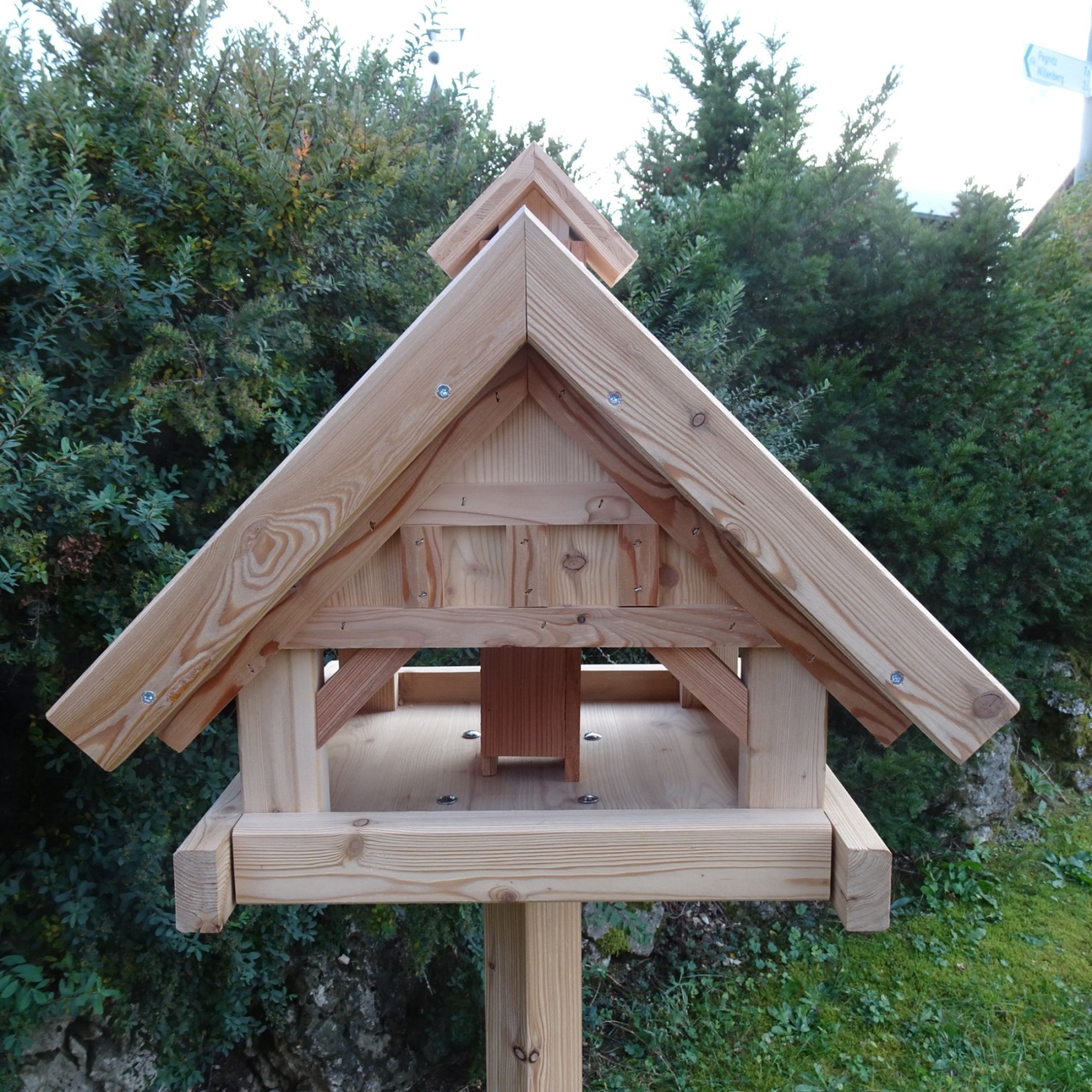 Handgefertigtes Vogelhaus aus massivem Lärchenholz 6