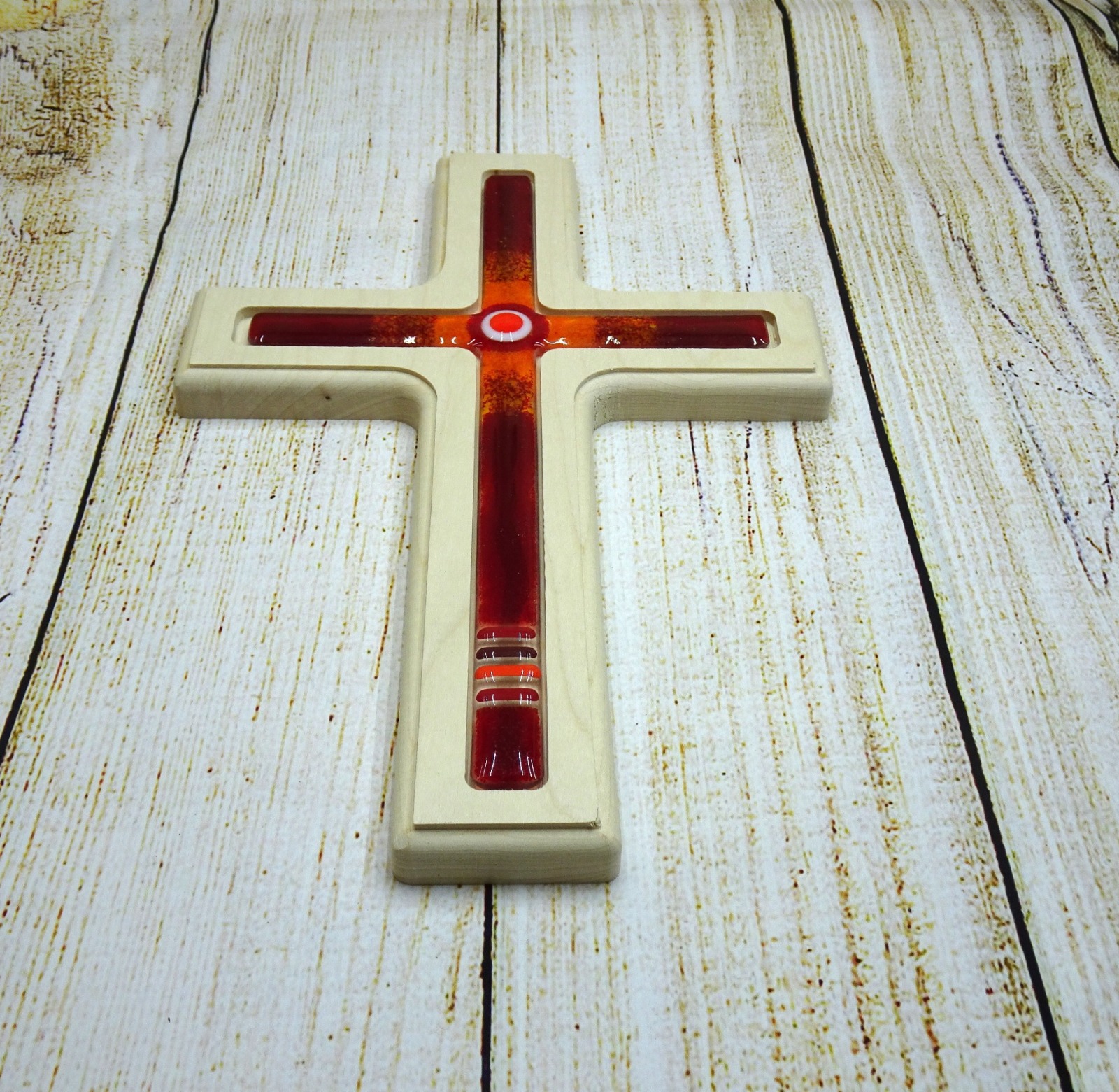 Holzkreuz mit Fusingglas in rot und orange Kreuz aus Ahorn 2