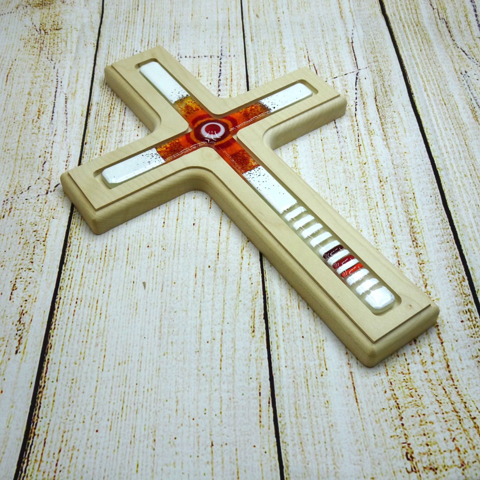 Holzkreuz mit Fusingglas in weiß und rot Kreuz aus Ahorn 3