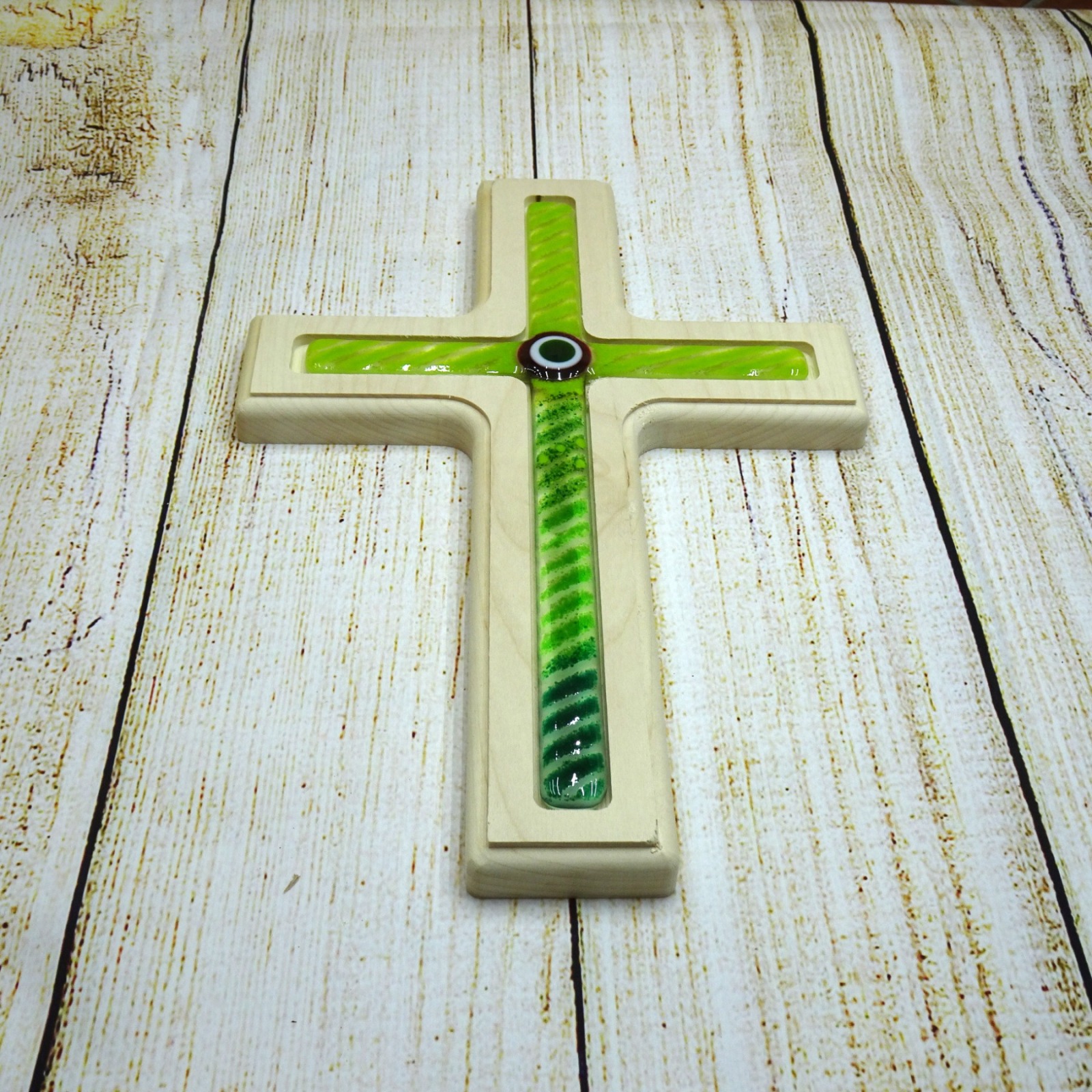 Holzkreuz mit Fusingglas in grün Kreuz aus Ahorn 4