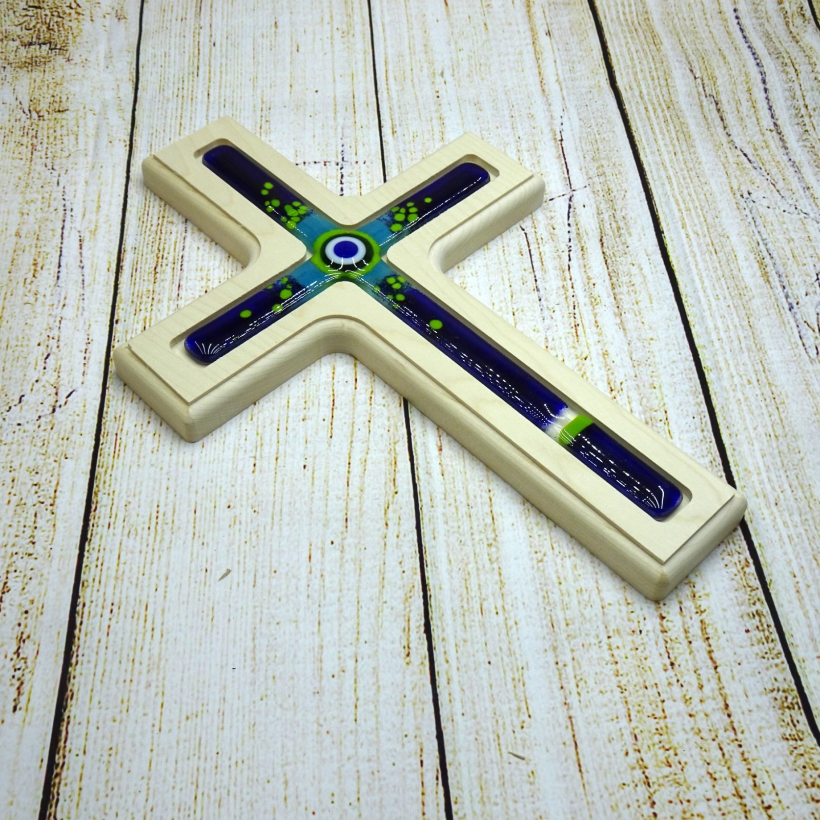 Holzkreuz mit Fusingglas in blau und grün Kreuz aus Ahorn 3