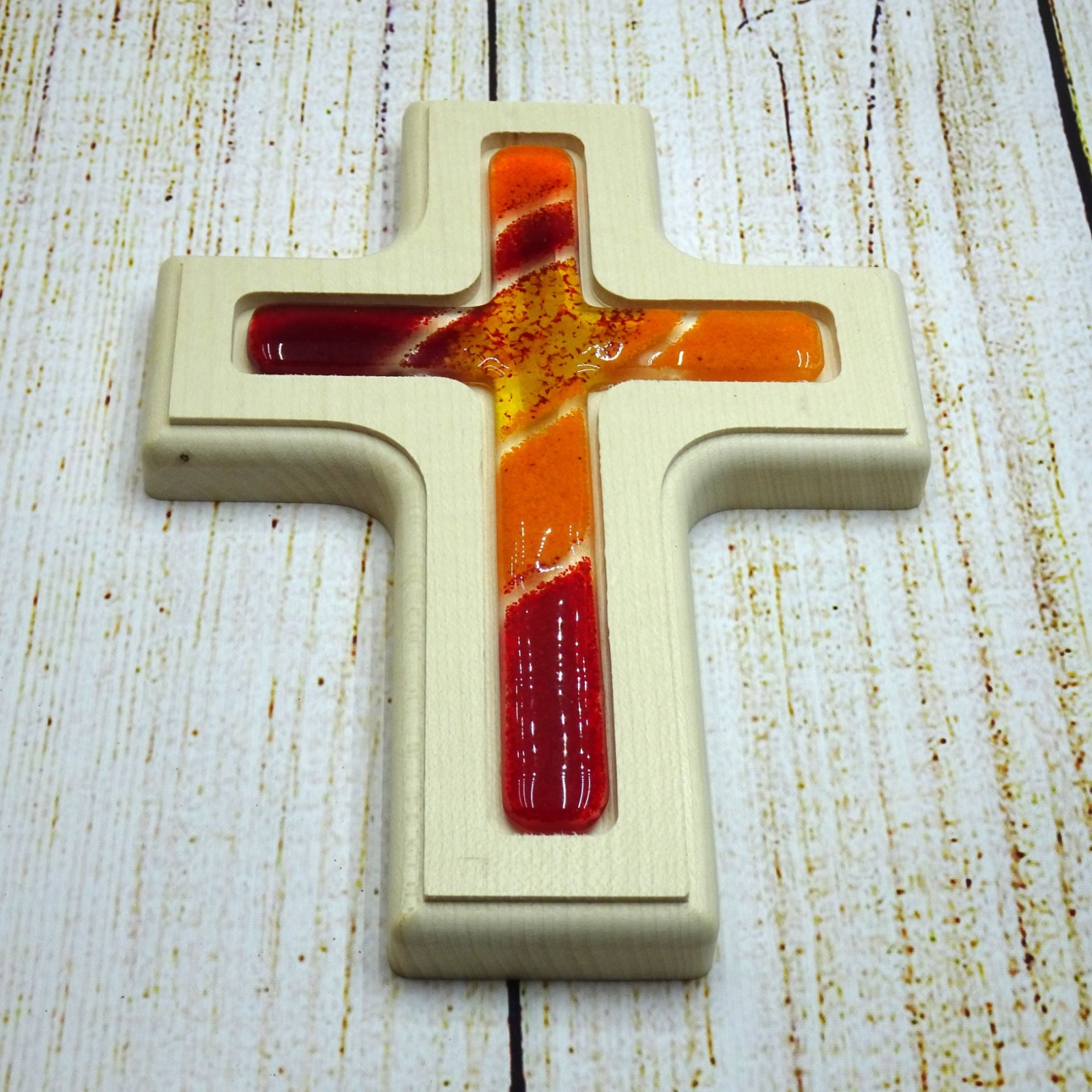 Holzkreuz mit Fusingglas in rot und orange, Kreuz aus Ahorn 4