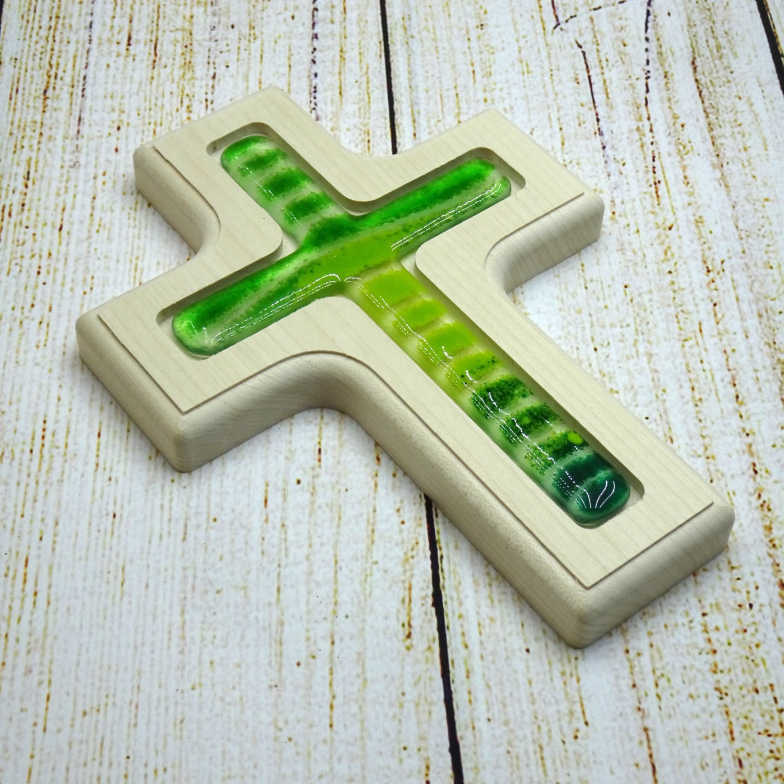 Holzkreuz mit Fusingglas in grün, Kreuz aus Ahorn 3
