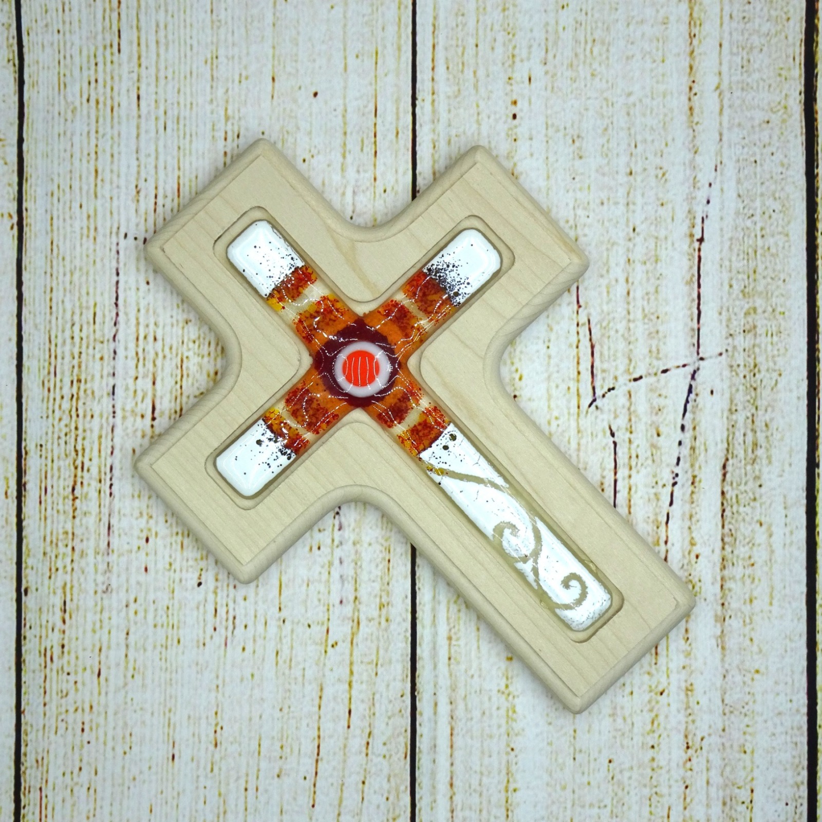 Holzkreuz mit Fusingglas in weiß und rot, Kreuz aus Ahorn 2