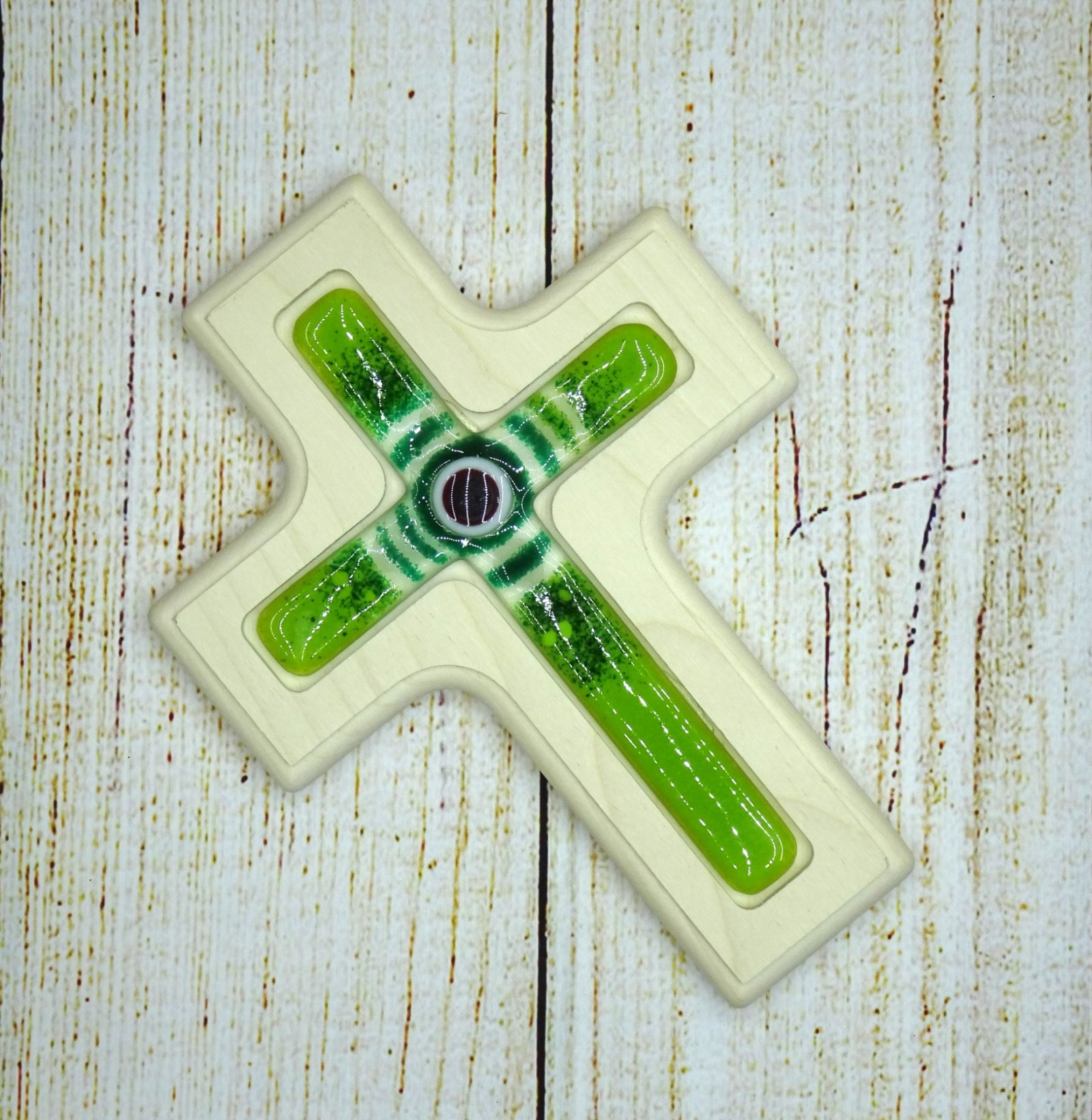 Holzkreuz mit Fusingglas in grün, Kreuz aus Ahorn 2