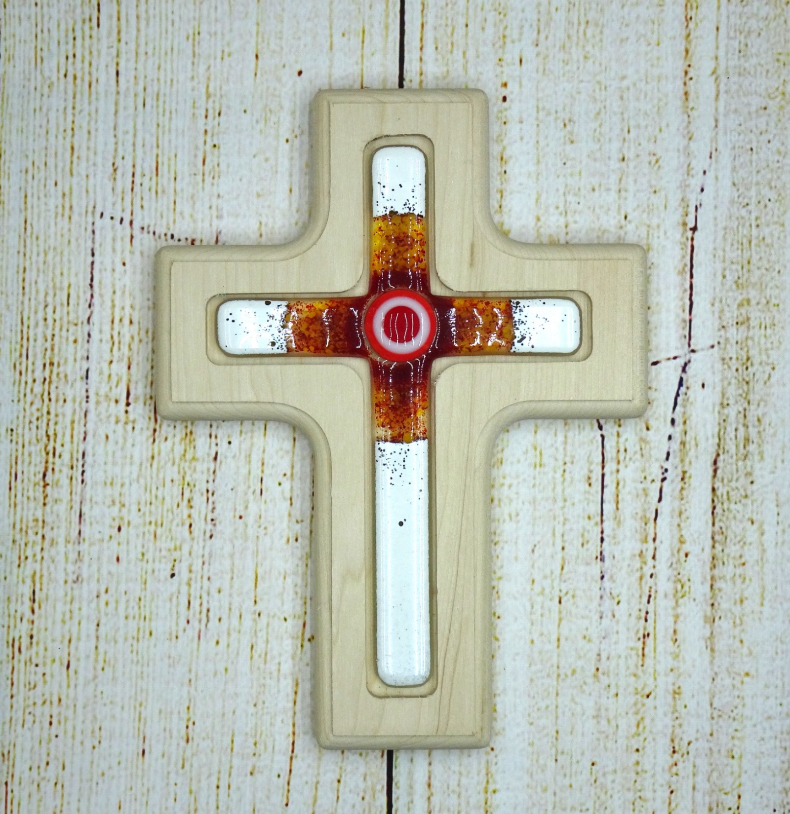 Holzkreuz mit Fusingglas in weiß und rot, Kreuz aus Ahorn
