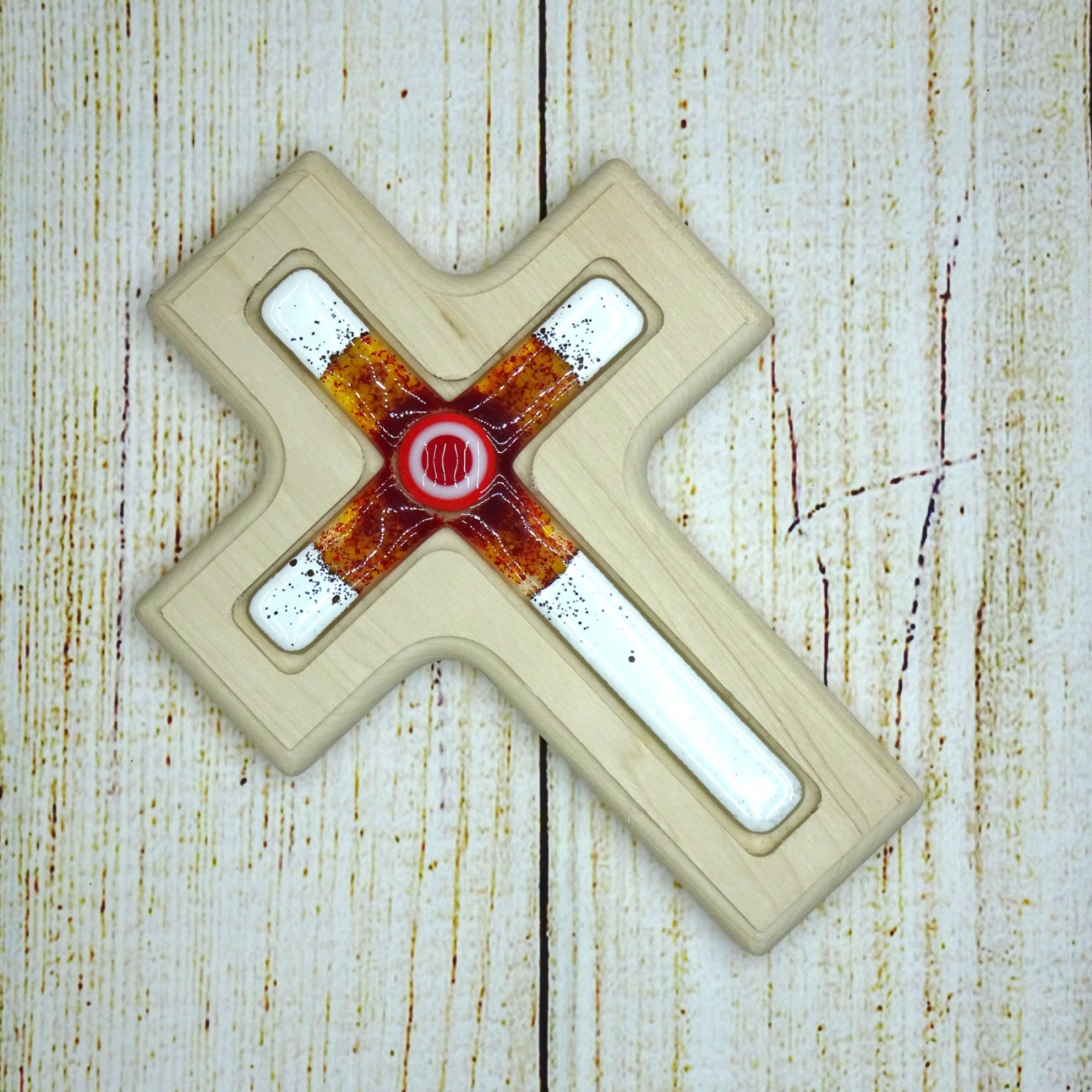 Holzkreuz mit Fusingglas in weiß und rot, Kreuz aus Ahorn 2