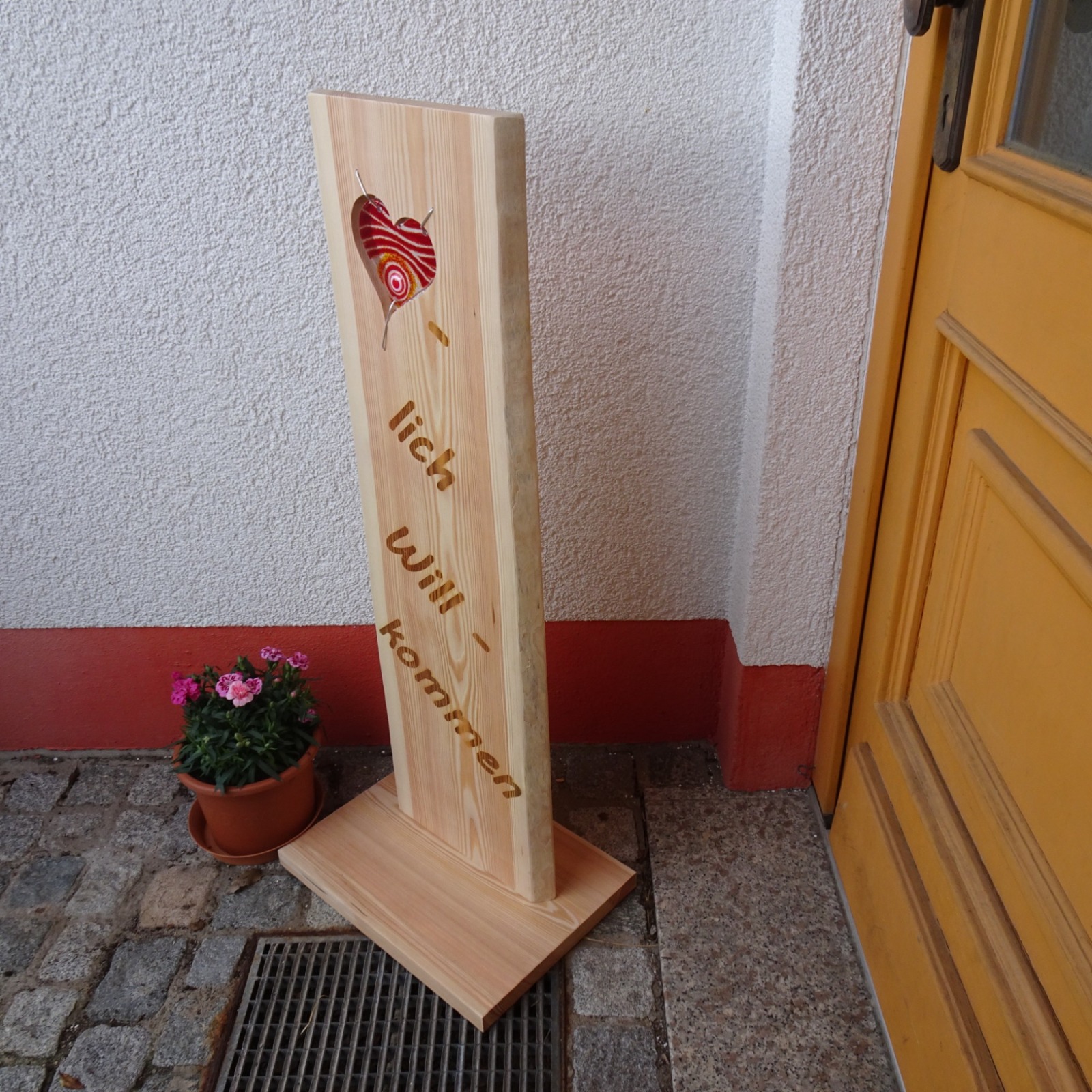 Willkommensschild, Gartenstele aus Lärchenholz mit einem roten Glas Herz und Schriftzug, Holzstele