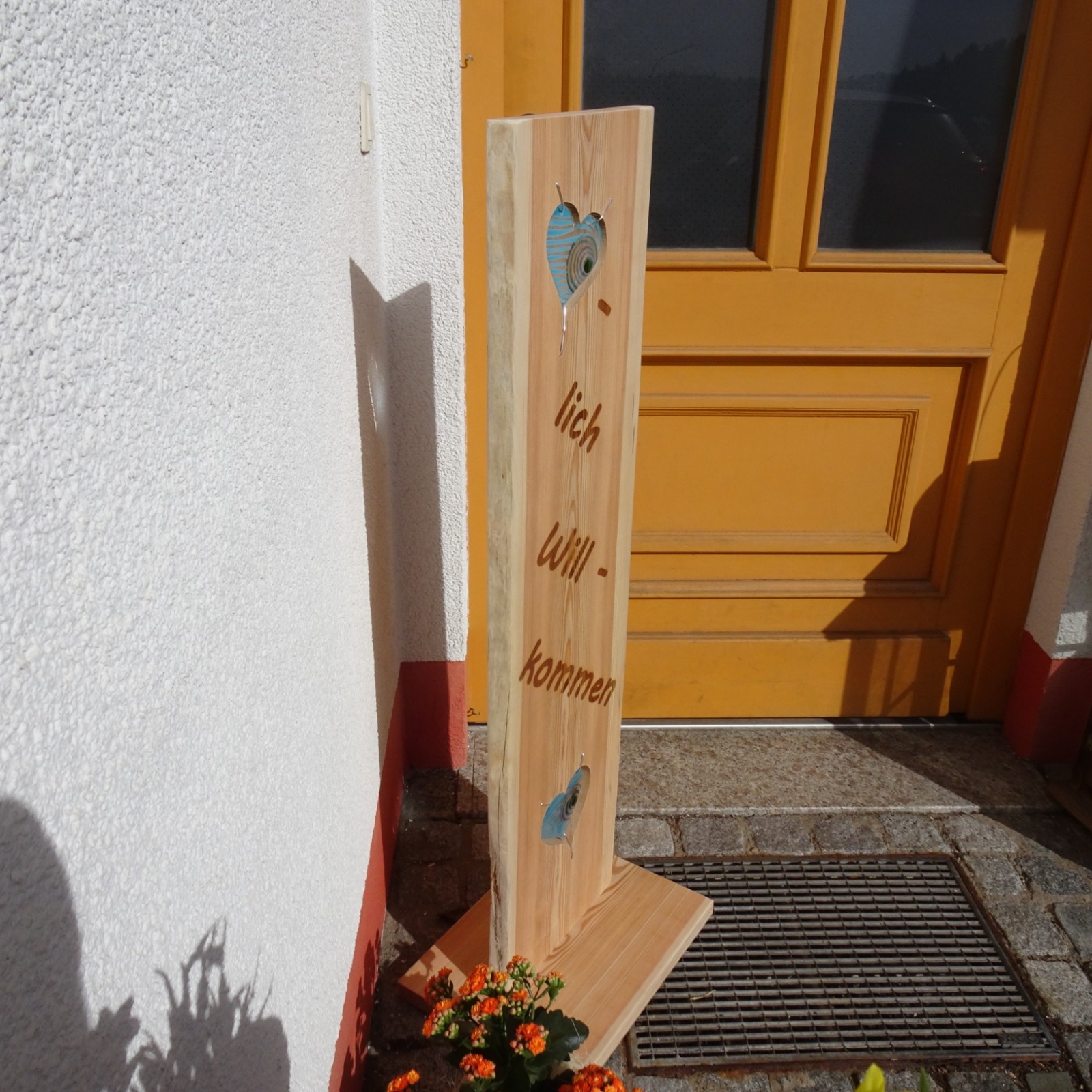 Willkommensschild, Gartenstele aus Lärchenholz mit blauen Glas Herzen und eingebrannten Schriftzug,