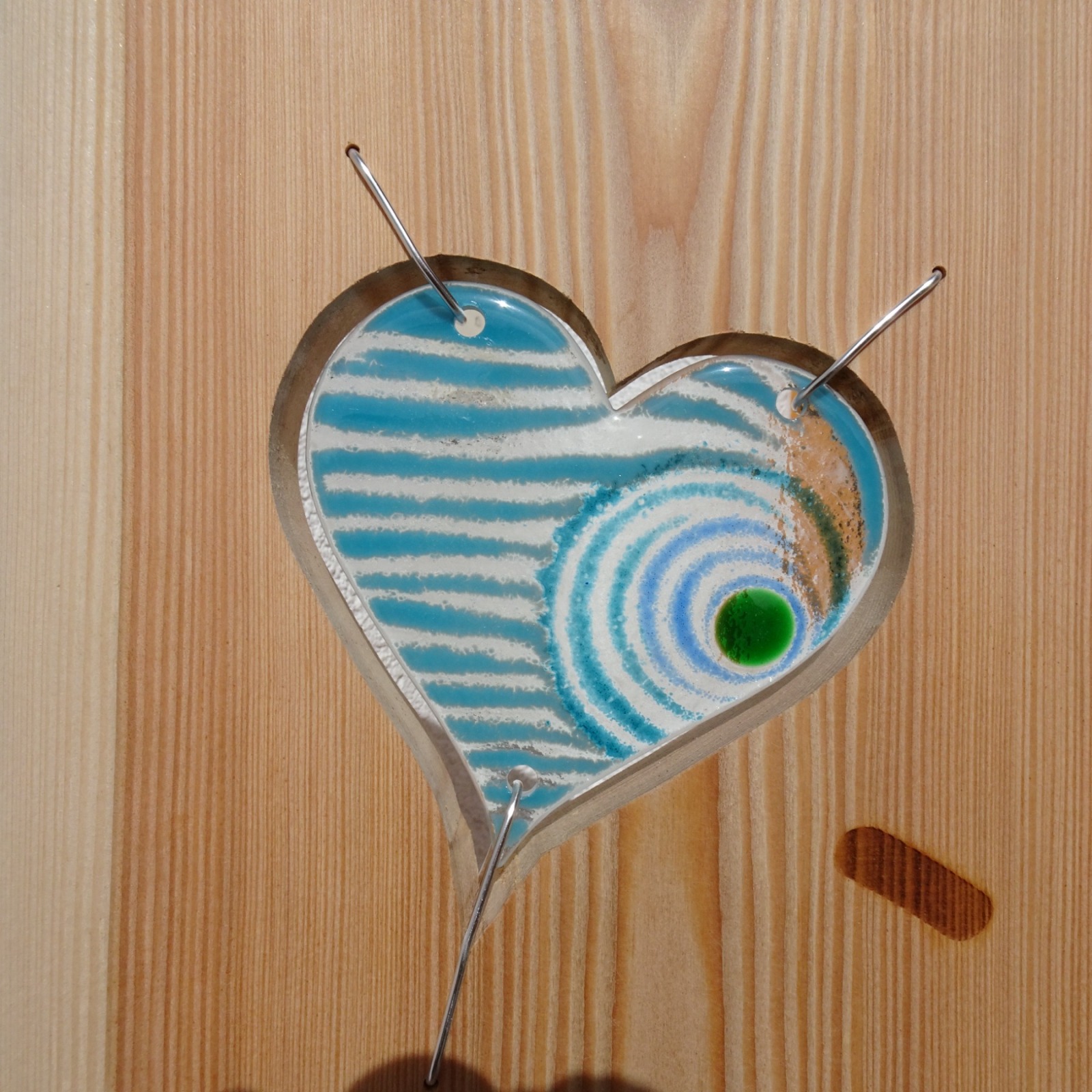 Willkommensschild, Gartenstele aus Lärchenholz mit blauen Glas Herzen und eingebrannten Schriftzug,